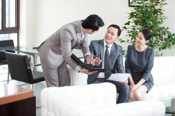 想和地位高的人搞好关系，记住这5招，轻松拉近距离