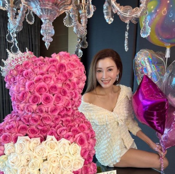 李嘉欣晒与60岁姐姐合照，引起网友热议