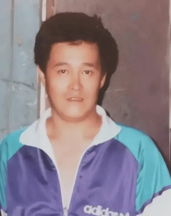 大浩谈天下:赵本山的家庭成员关系一览:
1. 父亲:赵德仁,普通农民民。
2. 母亲:在赵本山6岁时去世。
3.第一任妻子:葛淑珍,与赵本山结婚后,生下一对子女,大女儿赵玉芳和小儿子赵铁蛋。。赵铁蛋患有先天性心脏病和聋哑症,不幸在12岁时去世。赵本山与葛淑珍的婚姻因各种原因最终破裂,离婚后赵本山净身出户,将所有财产留给了前妻和子女。
4.第二任妻子:马丽娟,与赵本山结婚后,生下一对龙凤胎,...