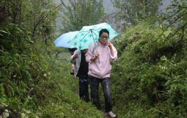 嫁入豪门后, 毛阿敏租地种菜养鸡, 还表示非常享受