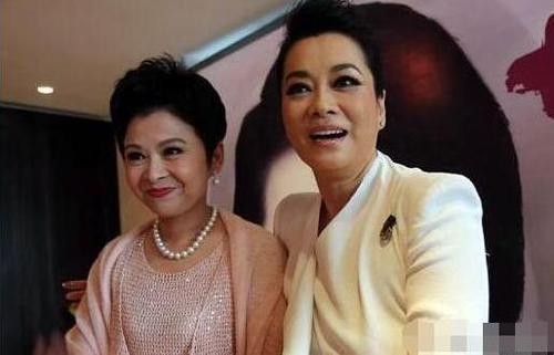 毛阿敏与55岁大姐董文华生活近照,亲密热聊,浓妆打扮很大牌