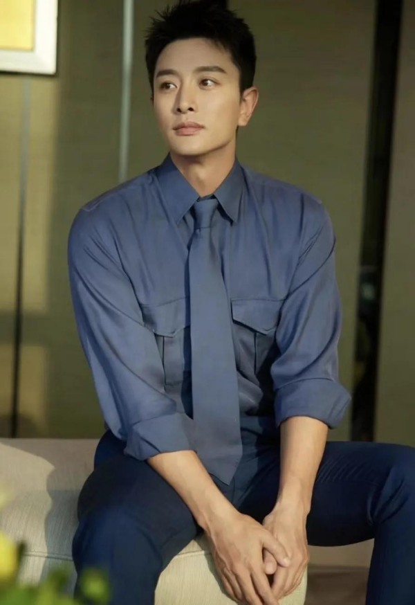 酷酷的强少吖：贾乃亮的人际关系圈，乍一看，还真像娱乐圈的一张关系网，错综复杂。李小璐，前妻，曾经的荧幕情侣，如今各自安好。郭德纲，相声界泰斗，和贾乃亮能成为朋友，估计私下里也是笑料百出。黄晓明，教主，这组合，想想就觉得画风清奇。

赵今麦，新生代小花，和贾乃亮称兄道弟，这年龄差，啧啧啧，娱乐圈的友谊，果然不看年龄。辣目洋子，喜剧演员，两人合作起来，估计笑点不断。乔欣和毛林林，贾乃亮旗下的艺人，看来...