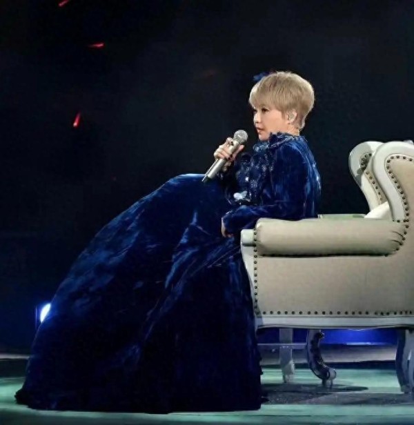 59岁陈慧娴演唱会跌倒!随后高情商化解尴尬,曾与张学友传出绯闻