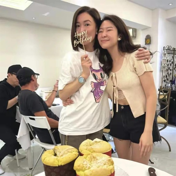 佘诗曼许绍雄：娱乐圈这对“忘年交”，比亲人还亲的相处细节太戳人