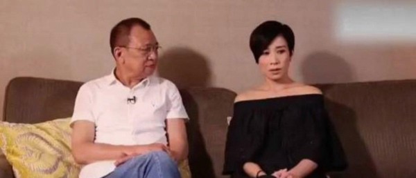 原来佘诗曼和许绍雄关系不一般，不仅合作默契，私下却情同父女，佘诗曼亲切称许绍雄老爸如今失去一位关心自己的人