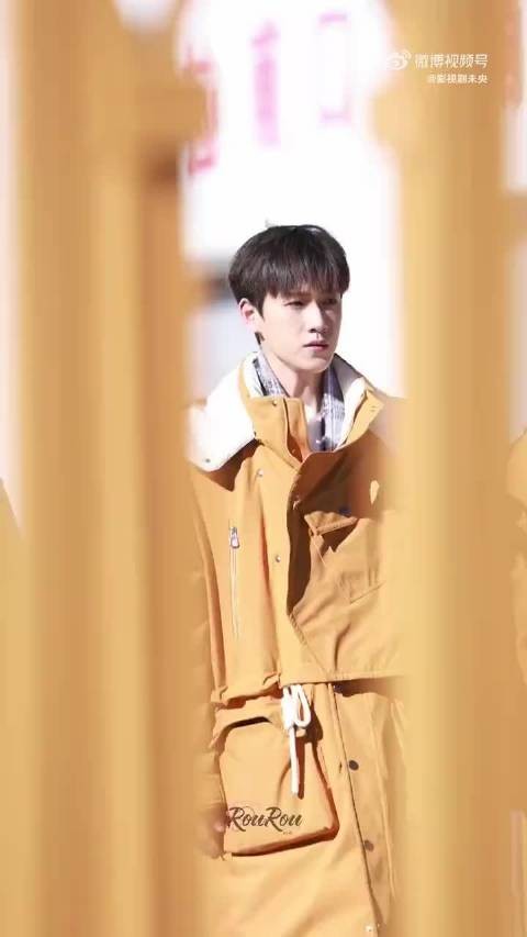 李昀锐看升旗眼神真挚获赞