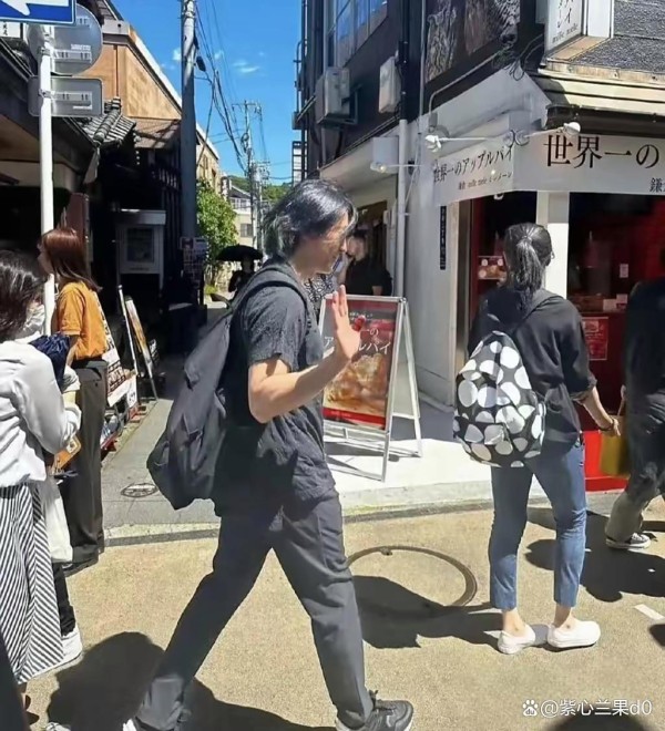 郑伊健和蒙嘉慧在美国吃中餐,两人身材发福走样,一点也不像明星