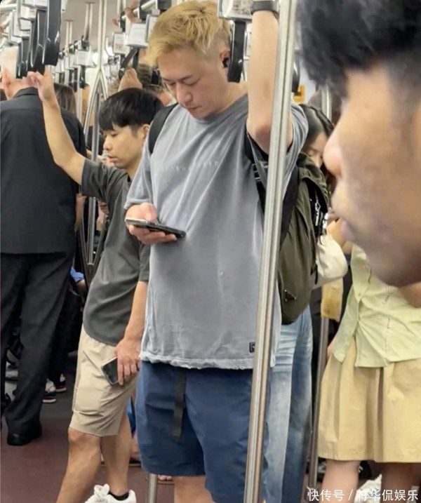47岁陈键锋现身泰国近照曝光，穿破洞T恤搭地铁，胖了一圈仍帅气