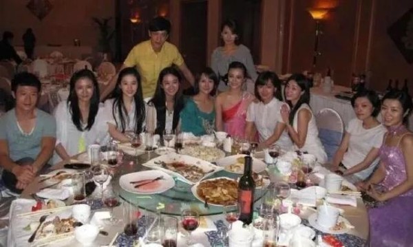 刘亦菲大学时的旧照被翻出，一群盘靓条顺的美女里面，她仍是最美最仙的那个