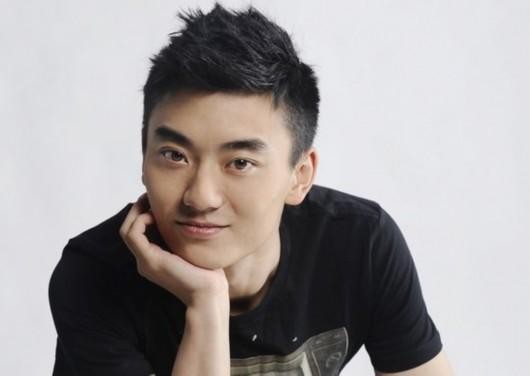 陈宝国劝他别做演员，他偏要拍戏7年仍不红，网友：长相身高不行