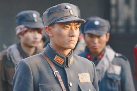 陈宝国劝他别做演员，他偏要拍戏7年仍不红，网友：长相身高不行