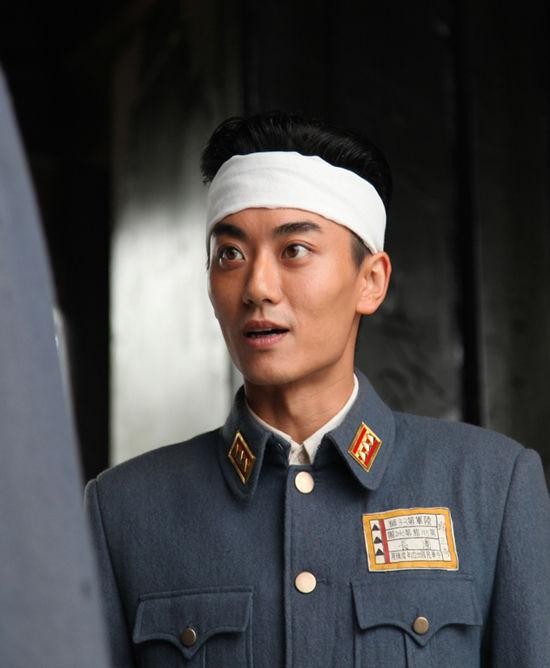 陈宝国劝他别做演员，他偏要拍戏7年仍不红，网友：长相身高不行