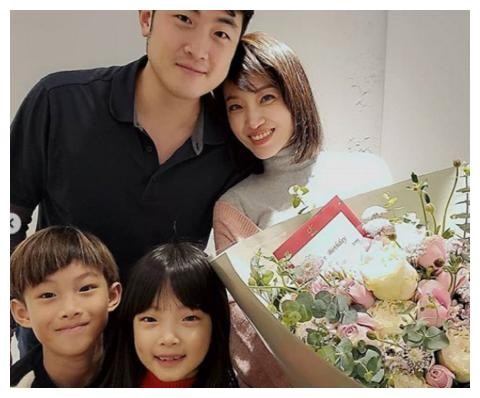 蔡依林姐妹情深，贴心为姐姐过生日，两姐妹长相酷似