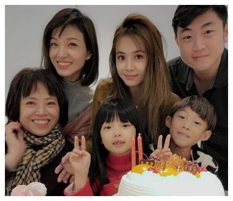 蔡依林姐妹情深，贴心为姐姐过生日，两姐妹长相酷似