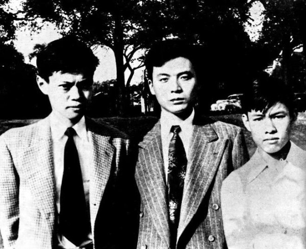 △1950年，邓稼先从美国学成归国。图为杨振宁（左一）和弟弟杨振平（右一）与邓稼先在美国留学期间的合影。