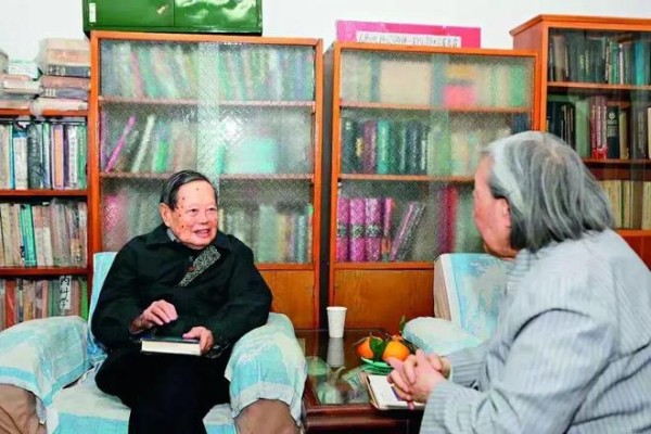 △2016年，杨振宁去看望许鹿希。