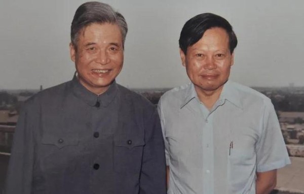 △1986年6月，邓稼先在医院与来访的杨振宁合影。