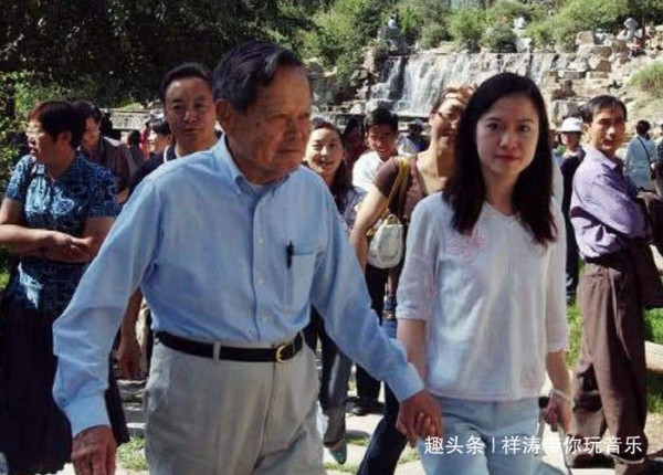 相差50岁以上的3对爷孙恋，杨振宁翁帆上榜，而他还是同性恋