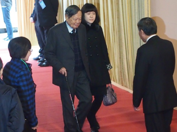 香港演艺界追思邵逸夫 杨振宁携妻子翁帆悼念