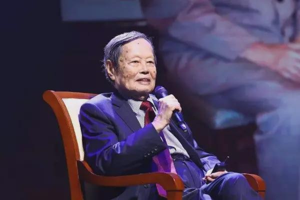 杨振宁与前妻生3孩子，娶翁帆后却丁克16年，两人之间是真爱吗？