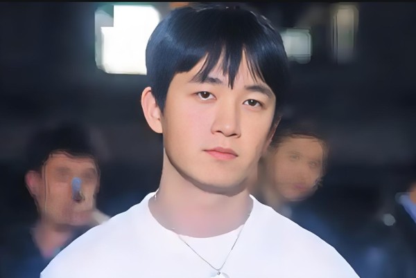 影视明星潘粤明发文怒斥国足，越看越憋屈，网友反劝：别气坏身子