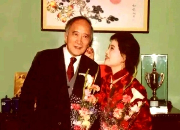 禁止EMO:1962年,41岁的金山和36岁的王文娟结婚了,这在当时可是件不大不小的事情!两人都是各自领域的佼佼者,金山是著名的电影演员,还是那22位电影明星之一,出身官宦之家,燕京大学毕业,解放前就参加地下工作,履历相当精彩;王文娟则是上海越剧团的台柱子,一位名旦。更重要的是,他们都是初婚。
这段婚姻,在当时引起了不小的关注。毕竟,两人年纪都不小了,而且都是文艺界的名人。但他们的结合,并非偶然...