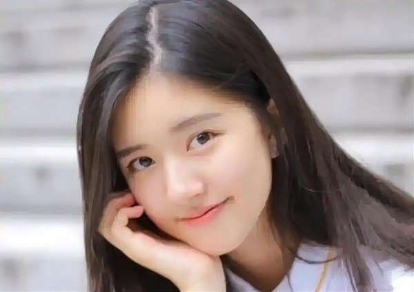 赵露思年轻女子微笑自拍照