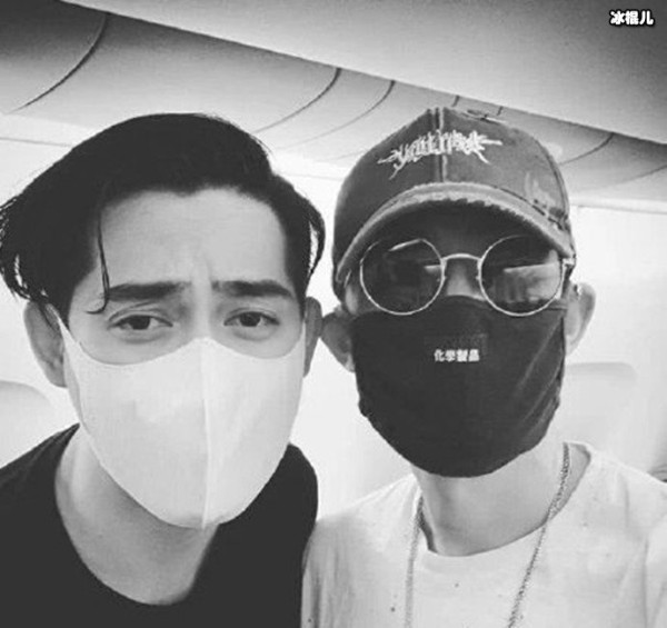 近日周渝民与吴建豪合照