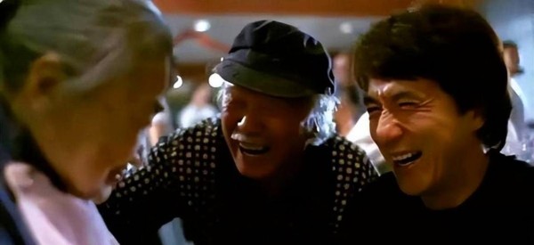 成龙被老兄弟们集体吐槽爱出风头又小气，钟发、火星和刘家良老婆纷纷揭短，昔日情谊成了掩盖不了的矛盾