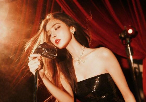 好六夜红毯 创意造型点燃夜晚