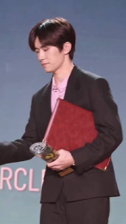 易烊千玺打破流量爱豆转型演员刻板印象