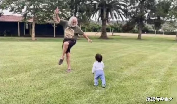 69岁张纪中与小孩玩耍，孩子真实身份引热议，曾为离婚掏3亿家产