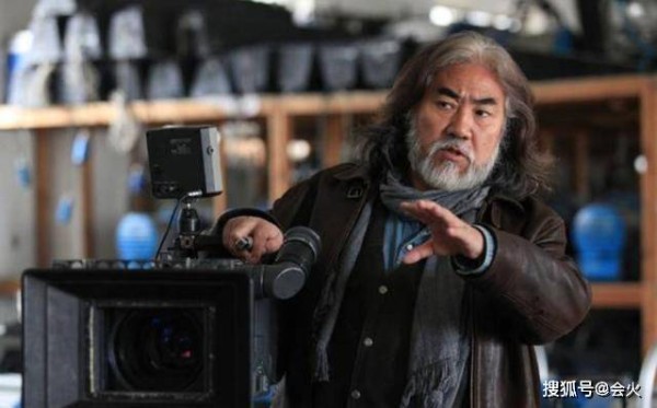 69岁张纪中与小孩玩耍，孩子真实身份引热议，曾为离婚掏3亿家产