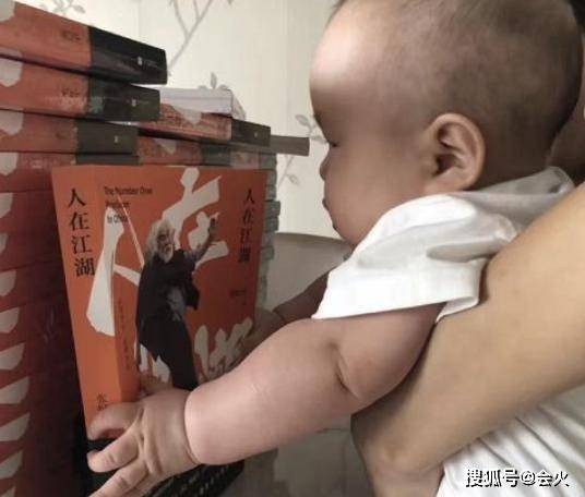 69岁张纪中与小孩玩耍，孩子真实身份引热议，曾为离婚掏3亿家产