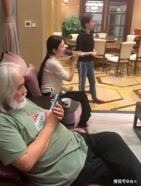 69岁张纪中与小孩玩耍，孩子真实身份引热议，曾为离婚掏3亿家产