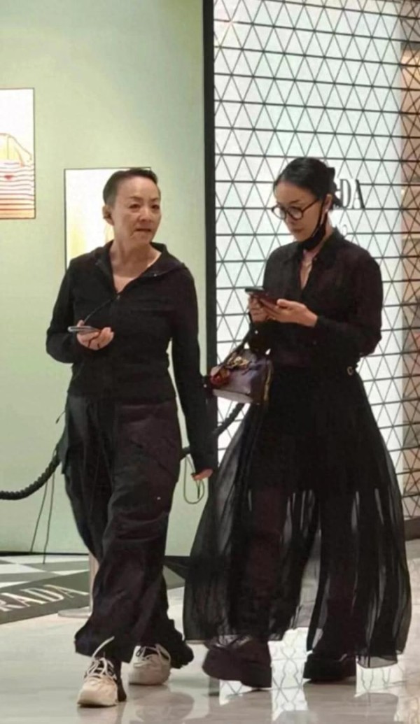 宋丹丹和那英一起买衣服，那英手里拎着miumiu包，退休生活太真实