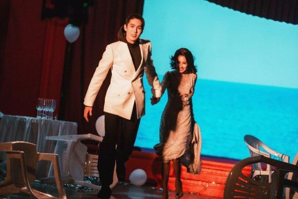 蔡依林情牵泰国大咖男神Tor！　当众「手牵手直接奔出片场」超甜