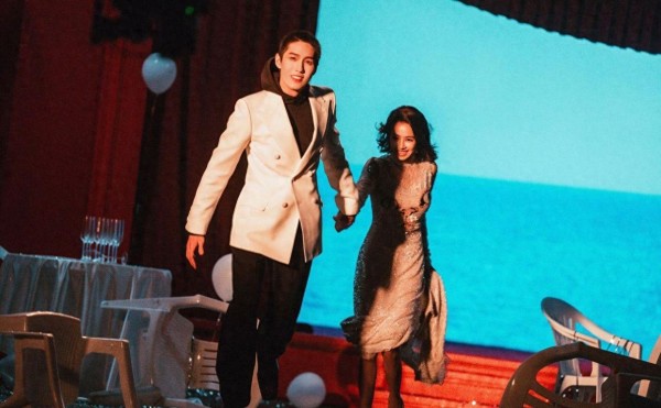 蔡依林与泰国男神Tor牵手离开片场，甜蜜依偎引关注