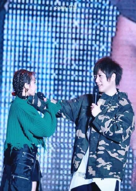 蔡依林与五月天阿信疑恋情曝光！互动亲密暧昧！官方号盖章疑证实