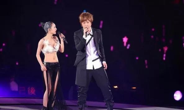 蔡依林与五月天阿信疑恋情曝光！互动亲密暧昧！官方号盖章疑证实