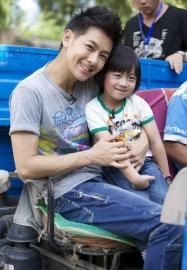 男神林志颖儿子Kimi也是个万人迷。