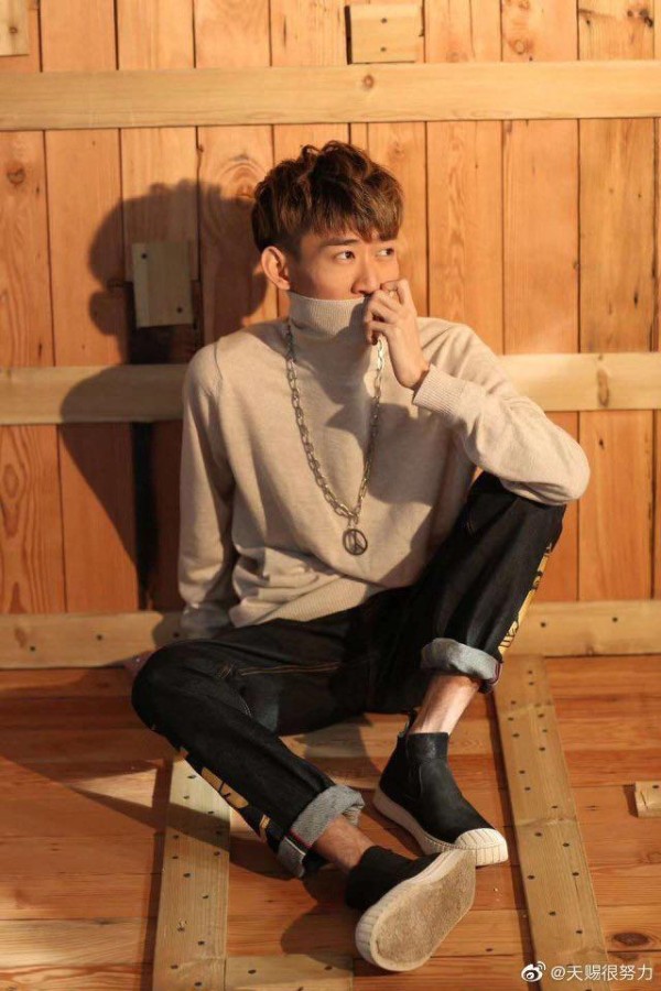 和张杰直播的一晚发生了什么？天赐后面更是和小五直播开黑，羡慕