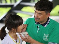 黄磊带多多参加《爸爸2》：既然曝光就不怕“说”