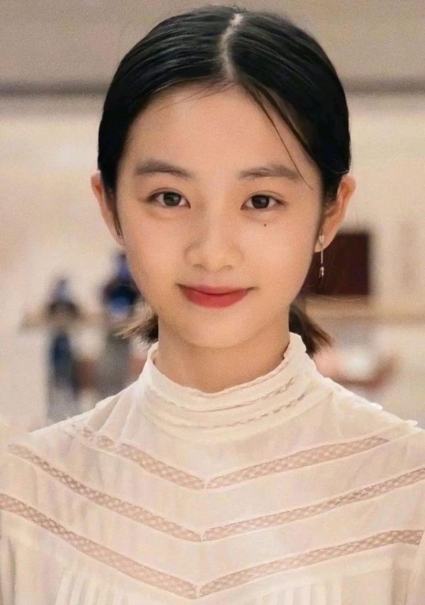 黄磊15岁女儿被曝在图书馆约会，学校出面澄清，黄磊一家已报警