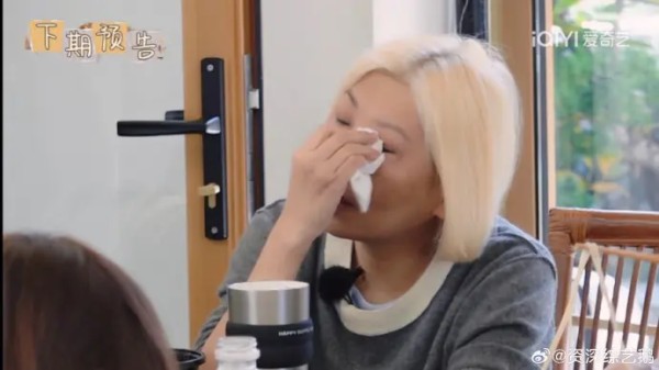 李小冉哭着跟刘晓庆道歉 跟&lt;一路繁花&gt;一起吃瓜