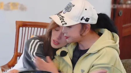 李小冉哭着跟刘晓庆道歉 跟&lt;一路繁花&gt;一起吃瓜