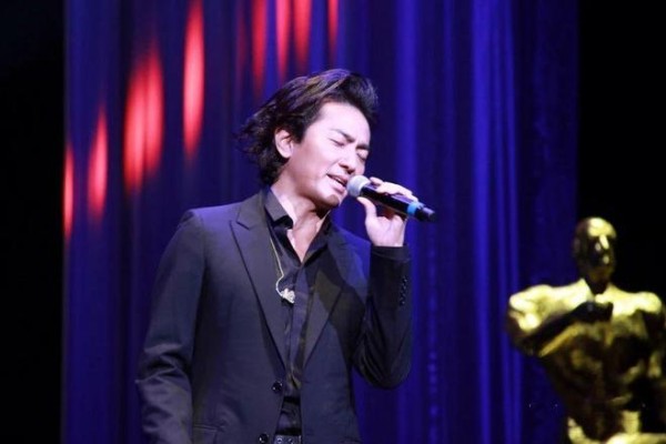 57岁郑伊健近况曝光，妻子长期在日本工作，结婚12年没生孩子