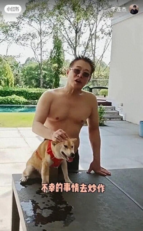 知名演员李连杰本人辟谣换心脏传闻，脱衣展示胸前无手术疤痕