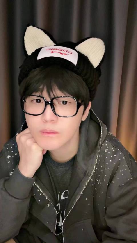 希望观众追求内心真实生活，并在服装设计中传递陪伴感