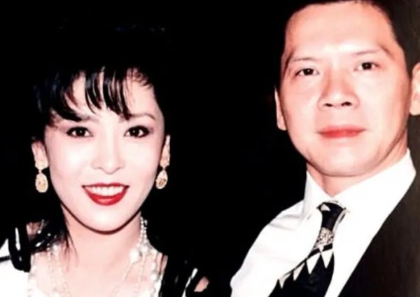 破风:1982年,向华强带着陈岚去见自己的妻子丁佩,向华强告诉丁佩:“我喜欢上陈岚了,对不起。”丁佩反而如释重负道:“没关系,我们本来就不会幸福的,感谢你对我的照顾。”
丁佩和向华强之所以会结婚,完全是因为李小龙这层关系,当时丁佩和李小龙相恋,在香港穿的沸沸扬扬。
最后,李小龙却死在了丁佩的床上,很多人以为是丁佩做的什么手脚,丁佩很憋屈,有苦难言。
一代功夫巨星李小龙就这样走了,至于他的死因...